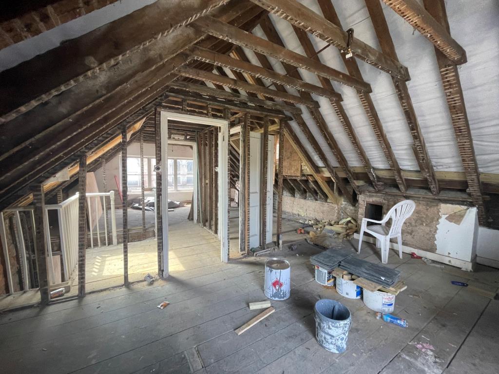 Lot: 142 - FREEHOLD PROPERTY WITH VACANT UPPER PARTS - Third floor
